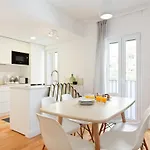 Bright 2 Bedroom With Parking In Lisboa