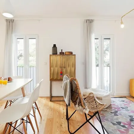 Bright 2 Bedroom With Parking In Мини-отель Лиссабон