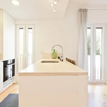 Мини-отель Bright 2 Bedroom With Parking In Лиссабон