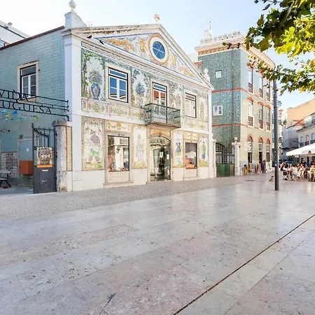 Bright 2 Bedroom With Parking In