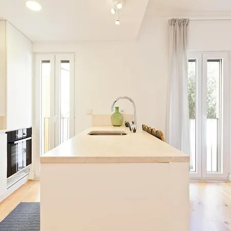 Bright 2 Bedroom With Parking In * 리스본