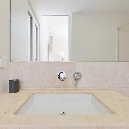 Bright 2 Bedroom With Parking In リスボン