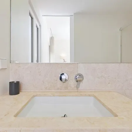 Bright 2 Bedroom With Parking In Πανδοχείο