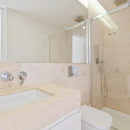 Bright 2 Bedroom With Parking In 宾馆