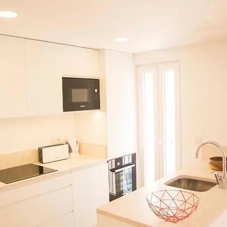 Bright 2 Bedroom With Parking In