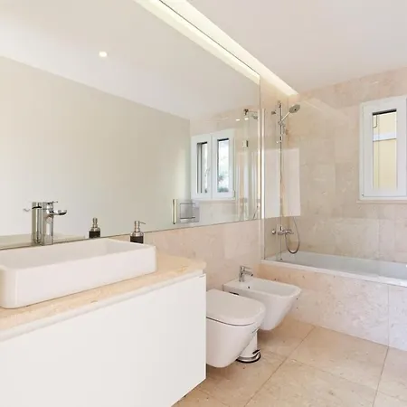 Bright 2 Bedroom With Parking In *